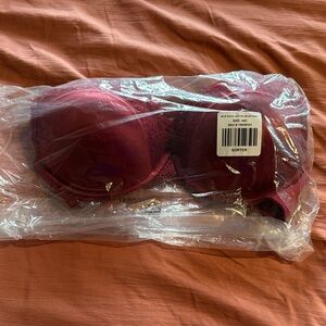 Lace-Trim Strapless Push-Up Bra in Wine